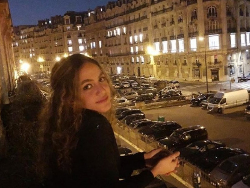 اضغط لمشاهدة الصور: انتقادات لحادة لعمرو دياب بسبب ملابس ابنته!